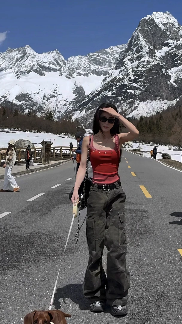 红色渐变U领吊带背心女夏2025新款美式复古甜辣妹高级感短款上衣