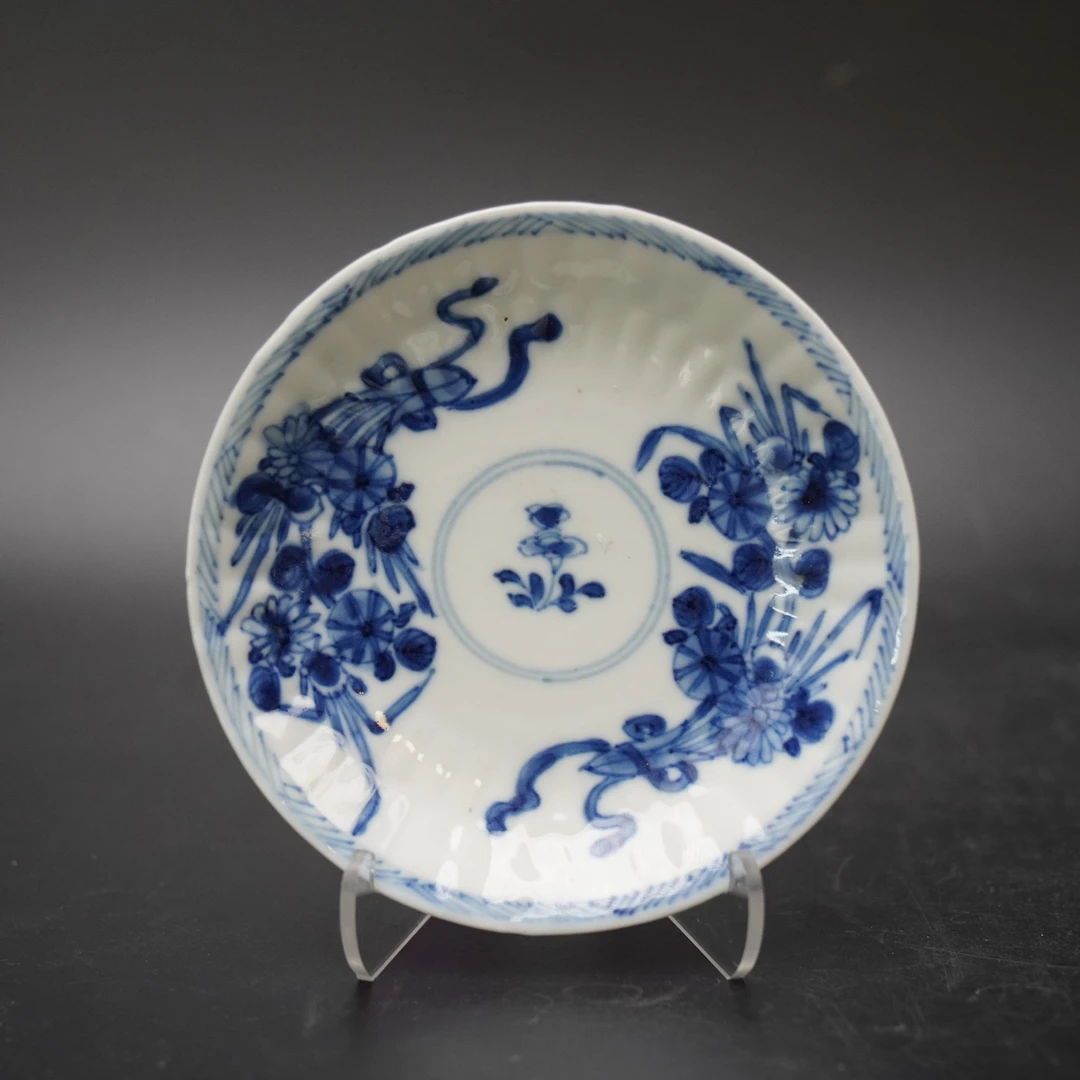 Lot.25070443清康熙青花花卉纹瓜楞碟 直径：约11.4cm
