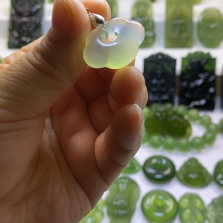 蛇纹石玉未镶嵌颈饰