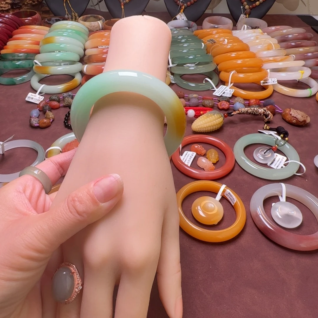 龚***然石英岩玉未镶嵌手镯