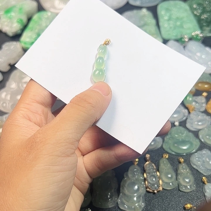 翡翠18K金镶嵌颈饰四季豆