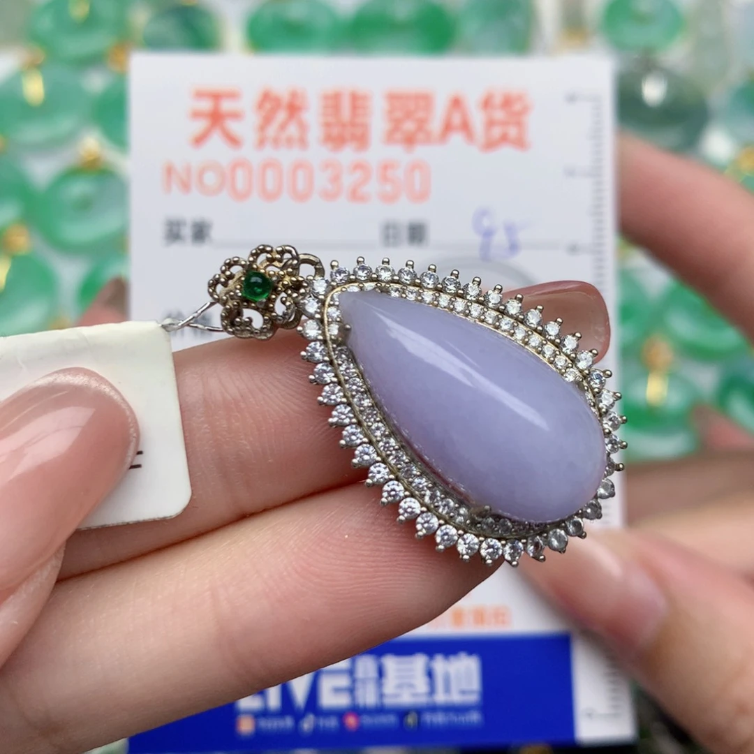 翡翠未镶嵌颈饰水滴