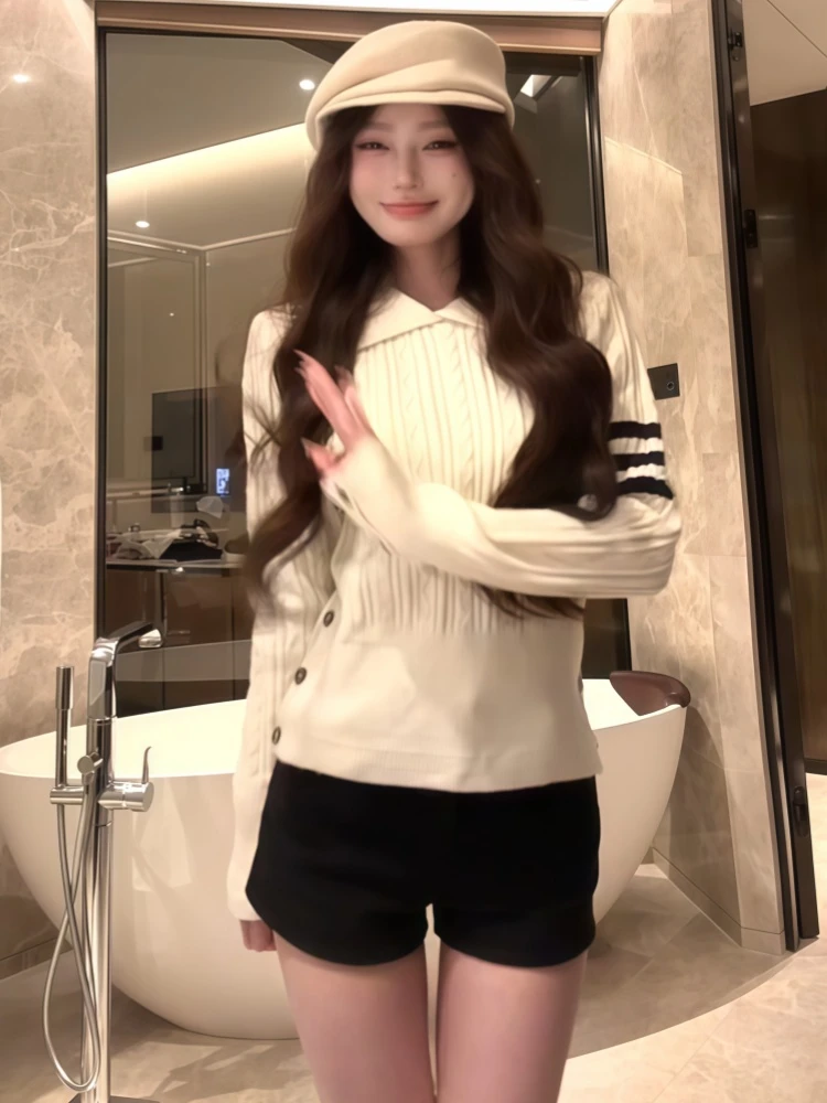 白色翻领麻花长袖针织衫女2025早秋新款设计感修身显瘦百搭上衣