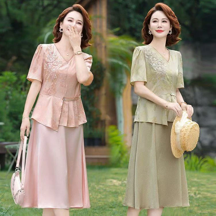 2025夏季新款轻奢高端妈妈装时尚大气中老年女装减龄显瘦连衣裙