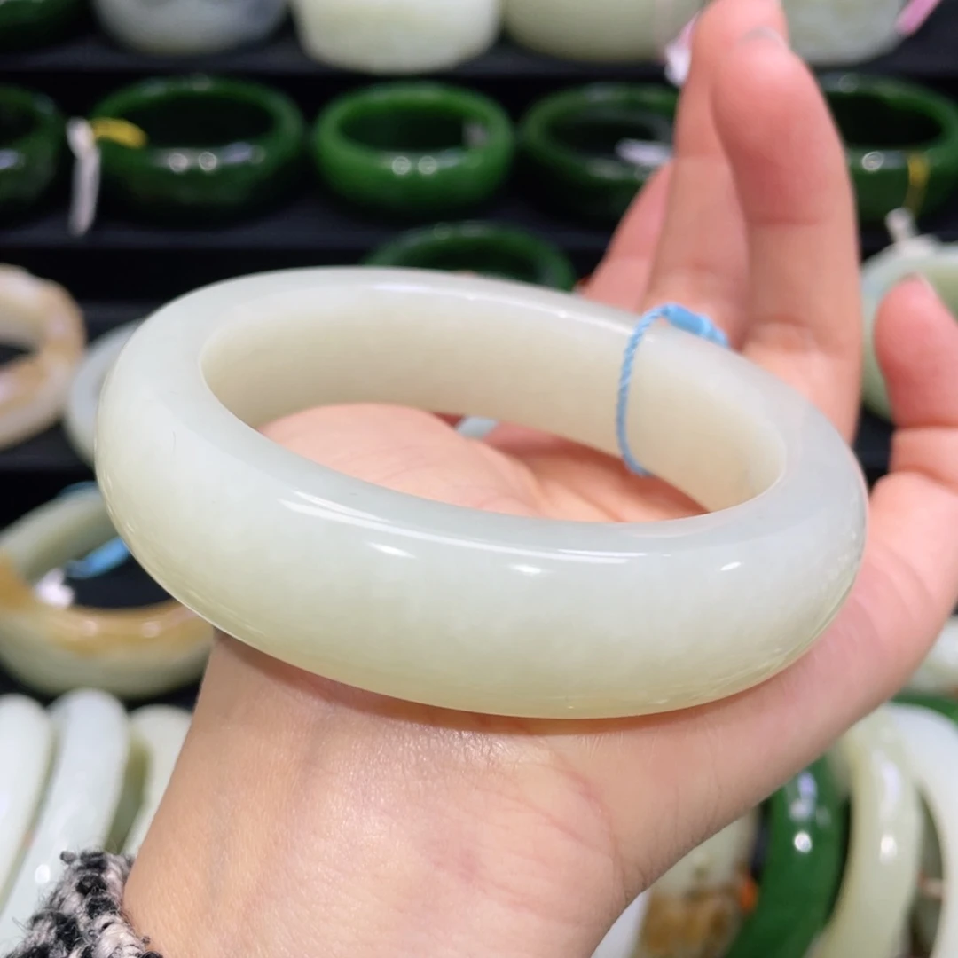 未镶嵌手镯和田玉41。  圈口63