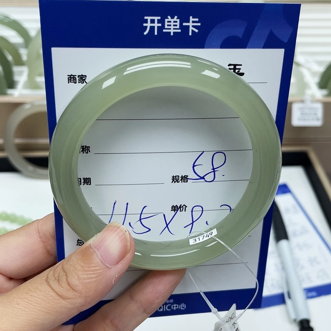 大***手和田玉未镶嵌手镯