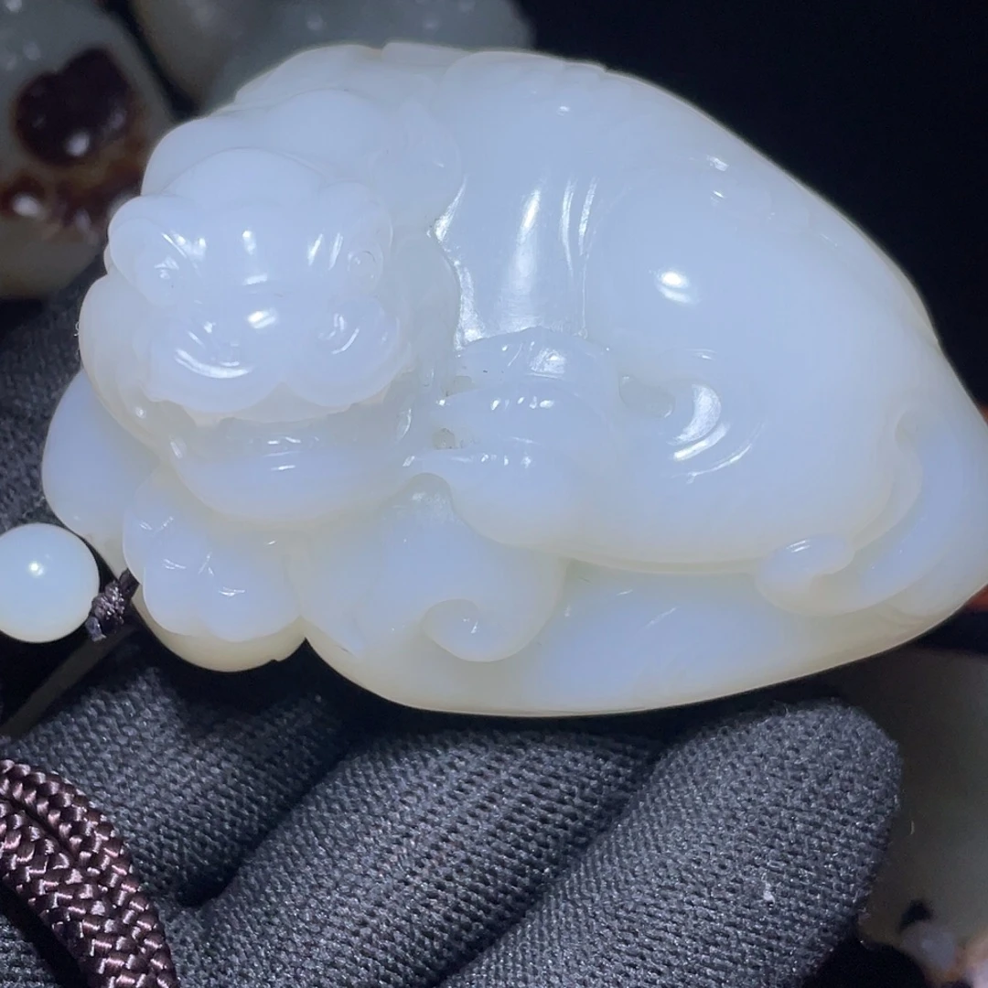 九***鹿和田玉未镶嵌颈饰