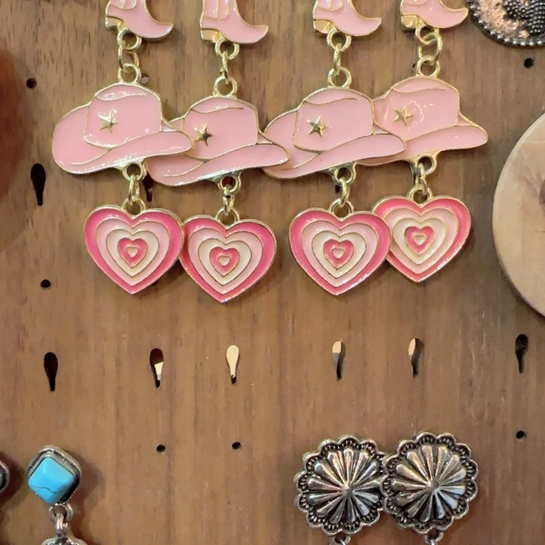 西部风格耳环粉色牛仔帽靴子