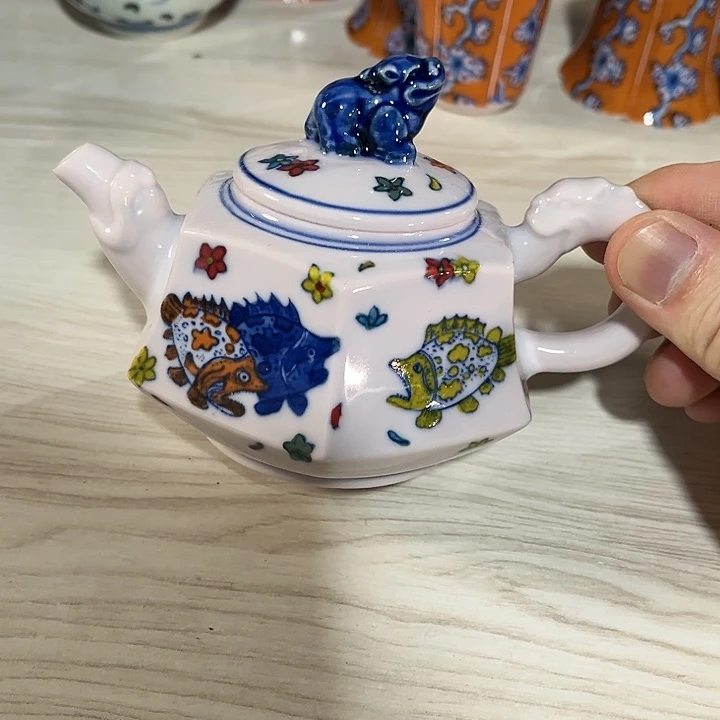 瓷片//////景德镇陶瓷茶壶。红。