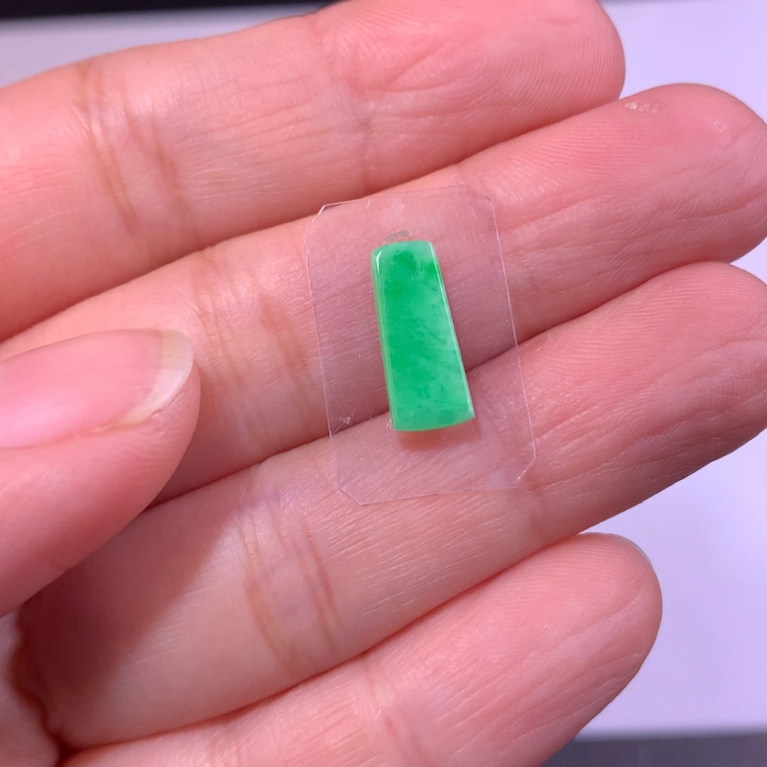 翡翠未镶嵌颈饰牌