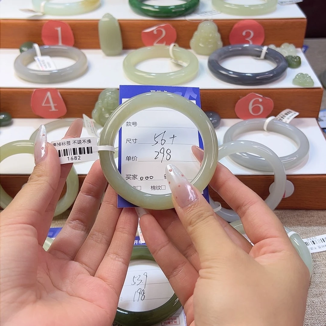 和田玉手镯未镶嵌。*。