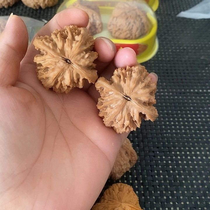 姜***戈吊坠文玩核桃皇冠狮子头