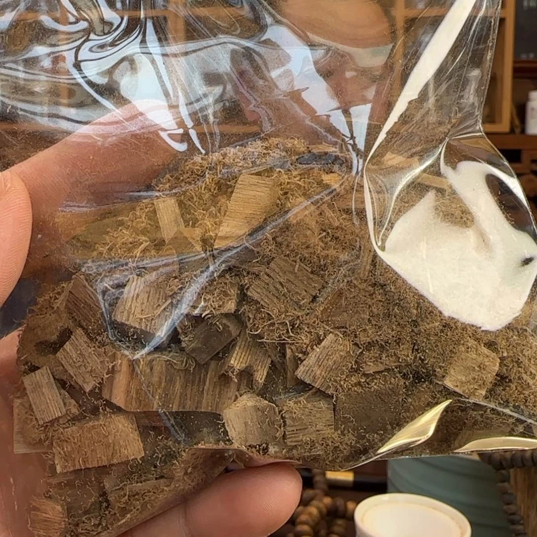 摆件沉香龙*潭泰国沉香碎料32克