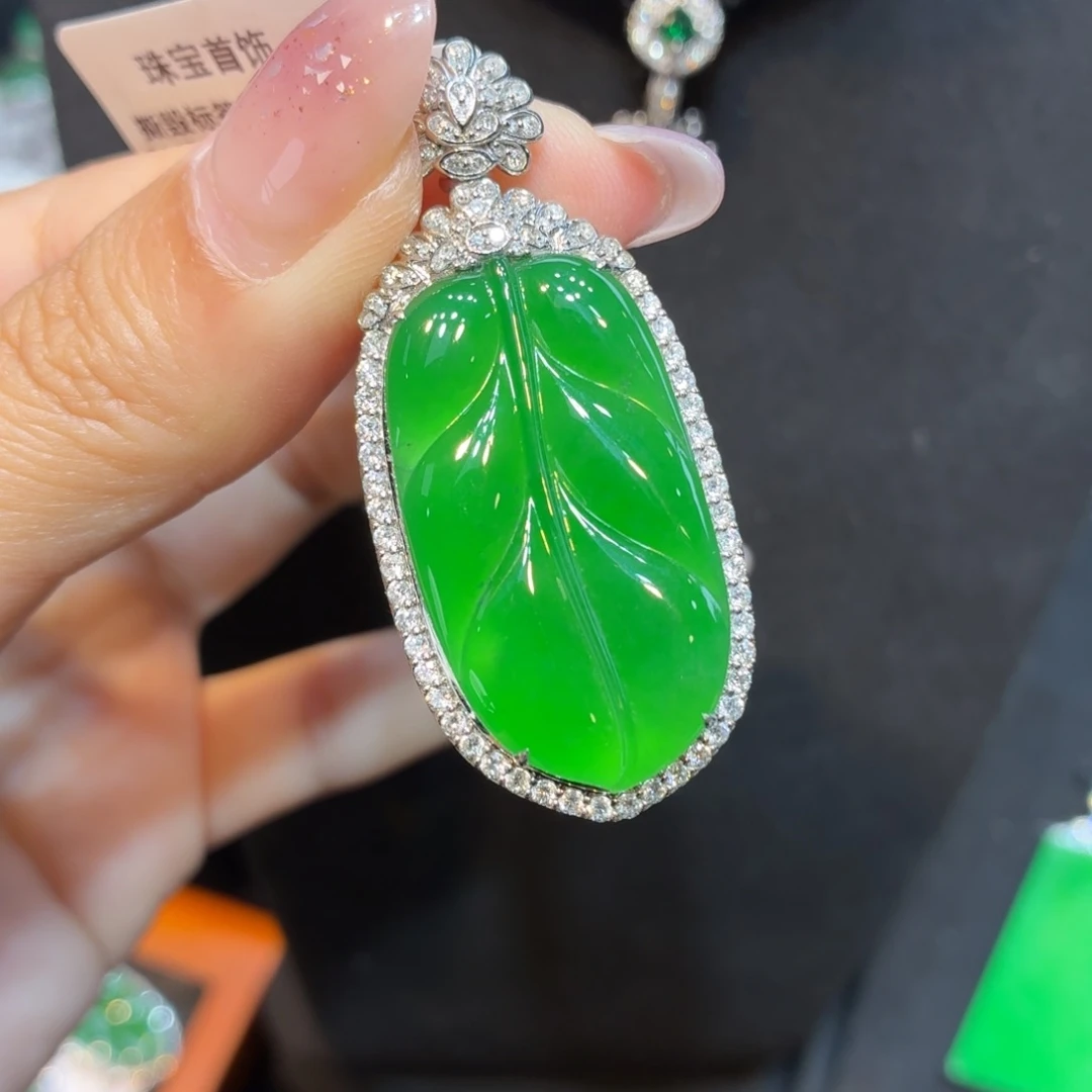 翡翠18K金镶嵌颈饰天然缅甸翡翠