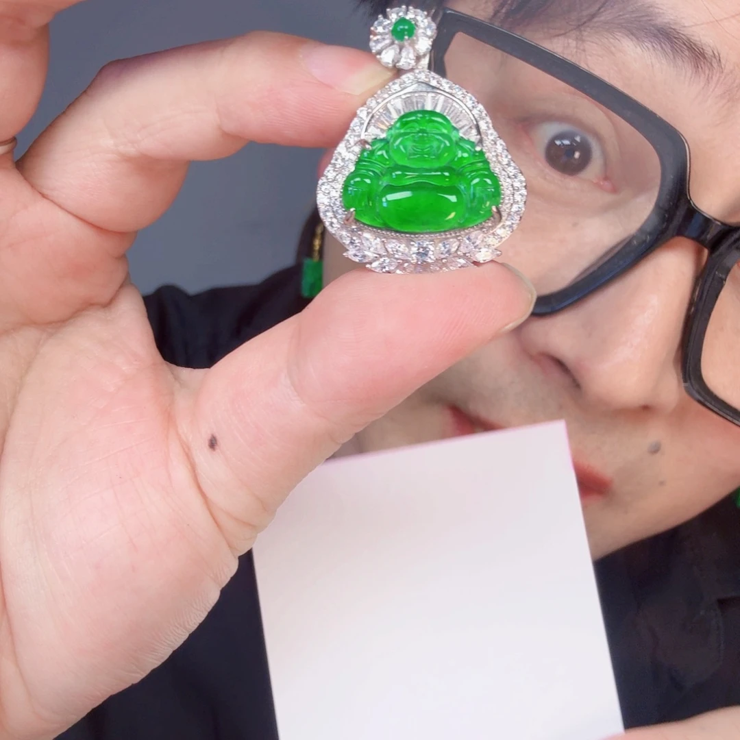 翡翠未镶嵌颈饰一件