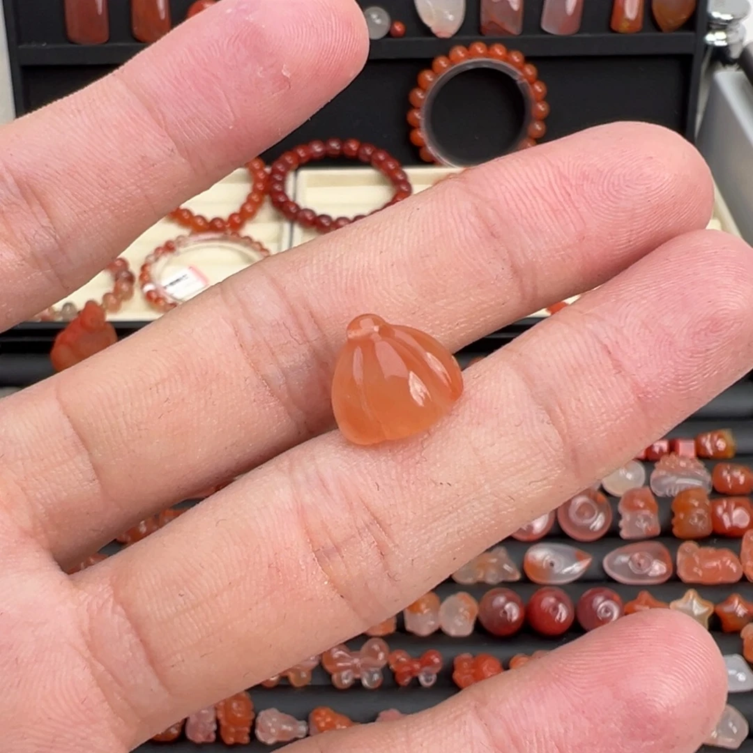 南红玛瑙未镶嵌颈饰莲蓬