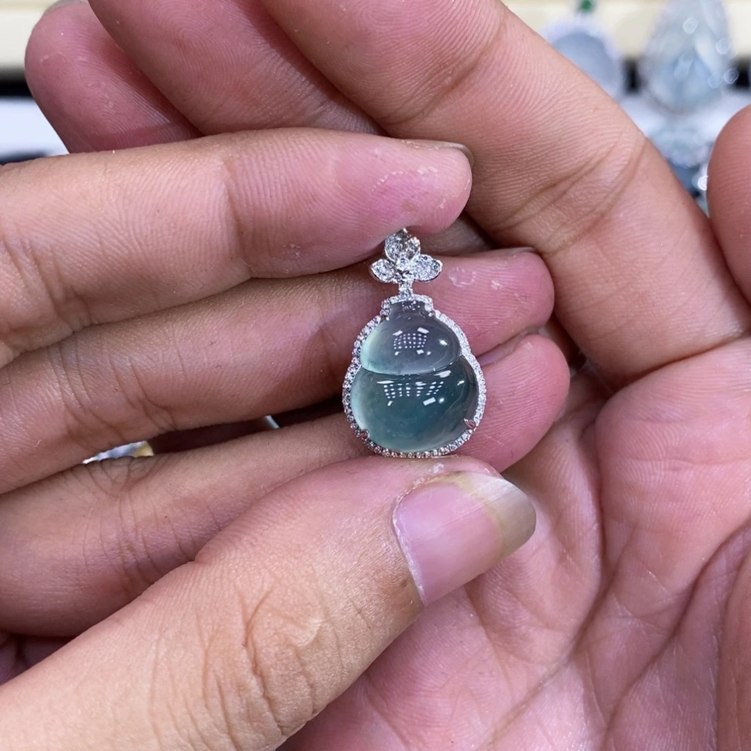 翡翠18K金镶嵌颈饰