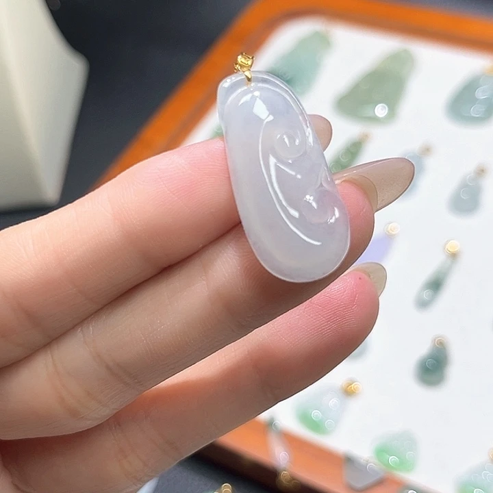 颈饰18K金镶嵌翡翠