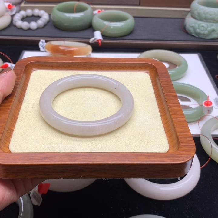 未镶嵌手镯石英质玉