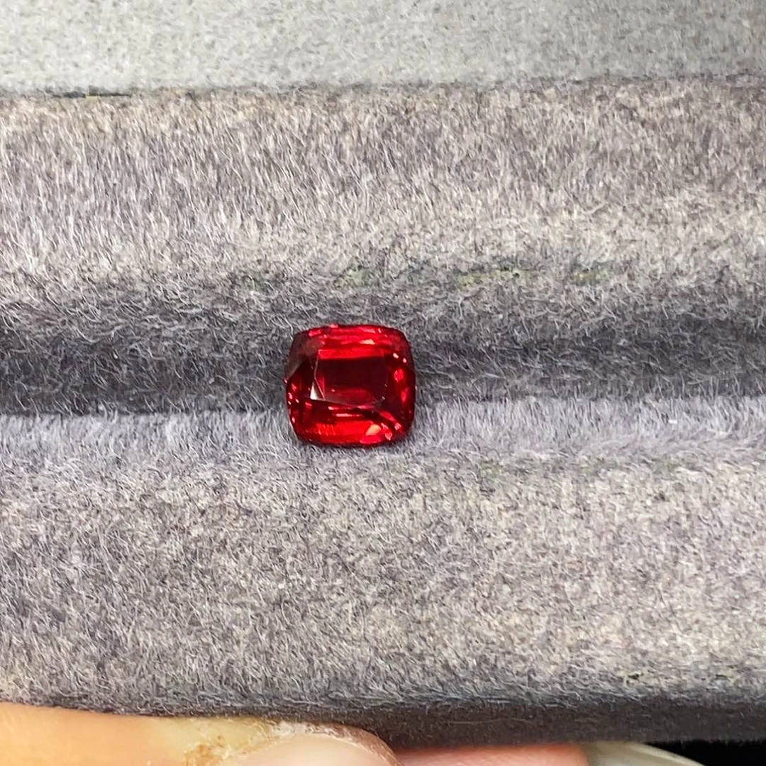 红宝石裸石2.02克拉天然无烧全净玻璃体满火彩鸽血红红宝石