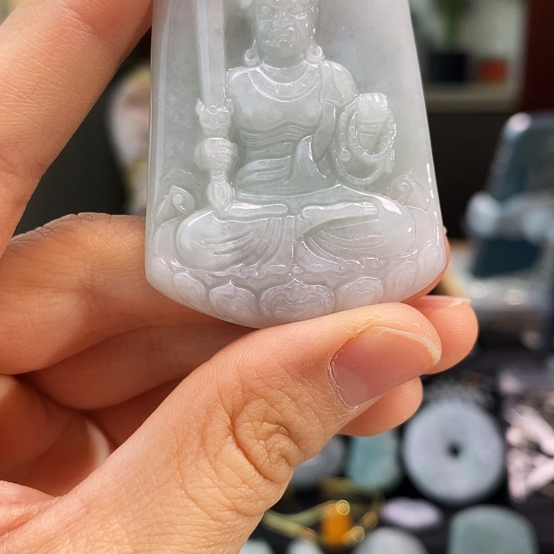 翡翠未镶嵌颈饰不动