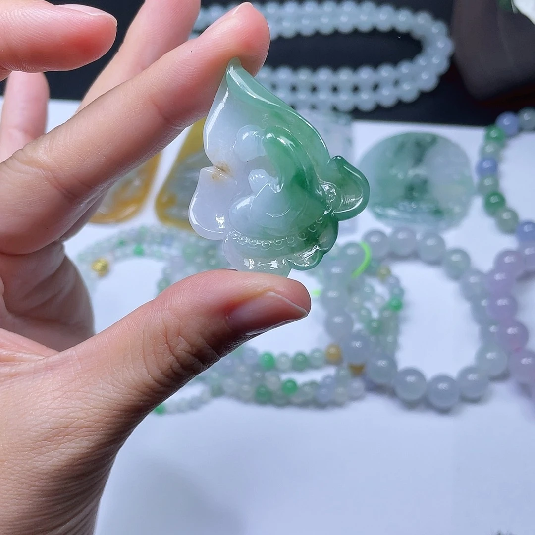 翡翠颈饰未镶嵌佛