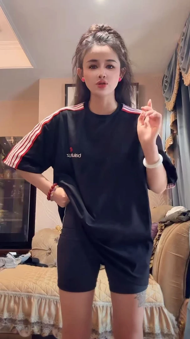 黑色宽版肩贴条短袖