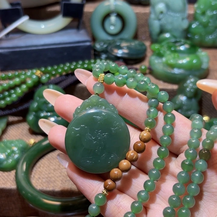 颈饰未镶嵌和田玉（碧玉）