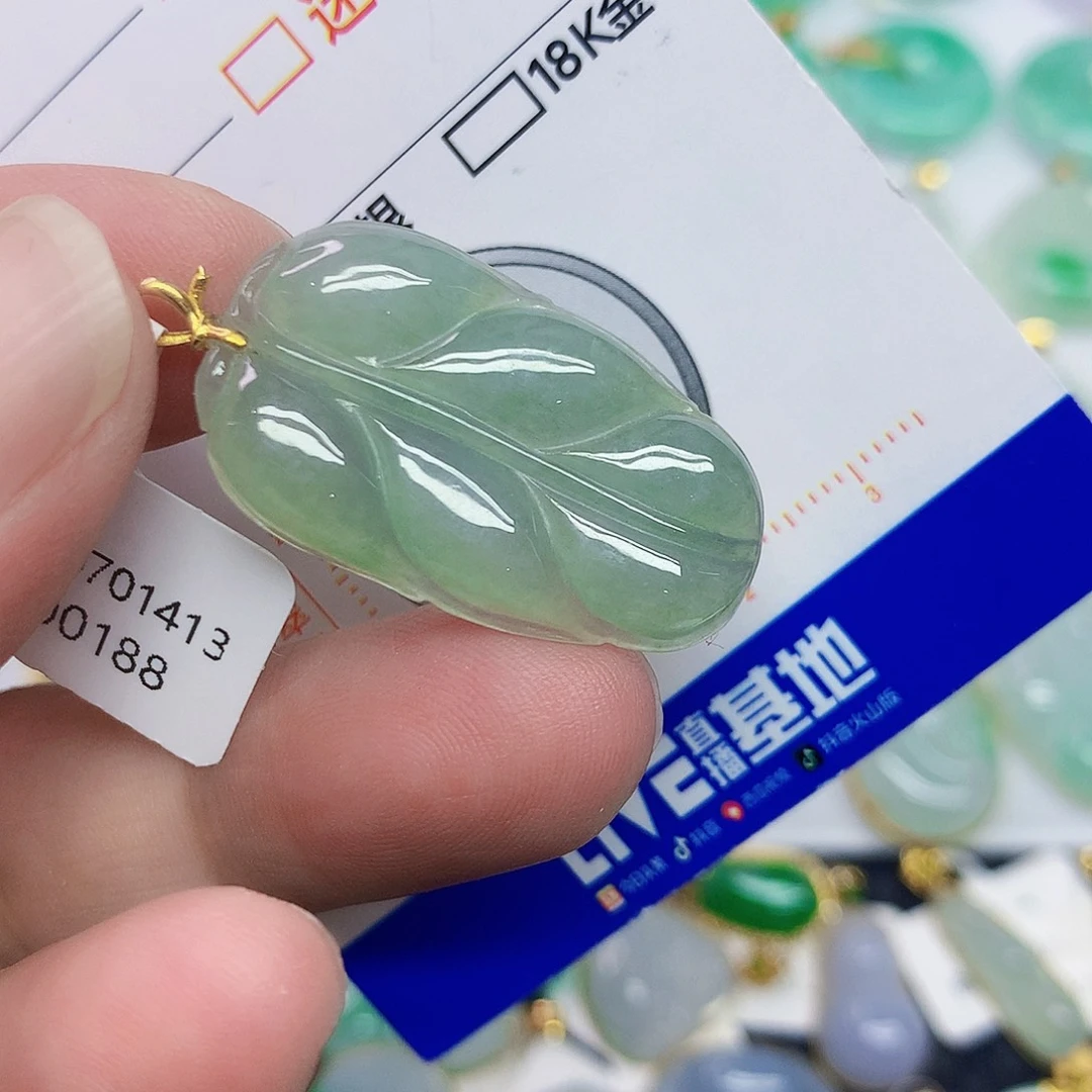 翡翠18K金镶嵌颈饰叶子