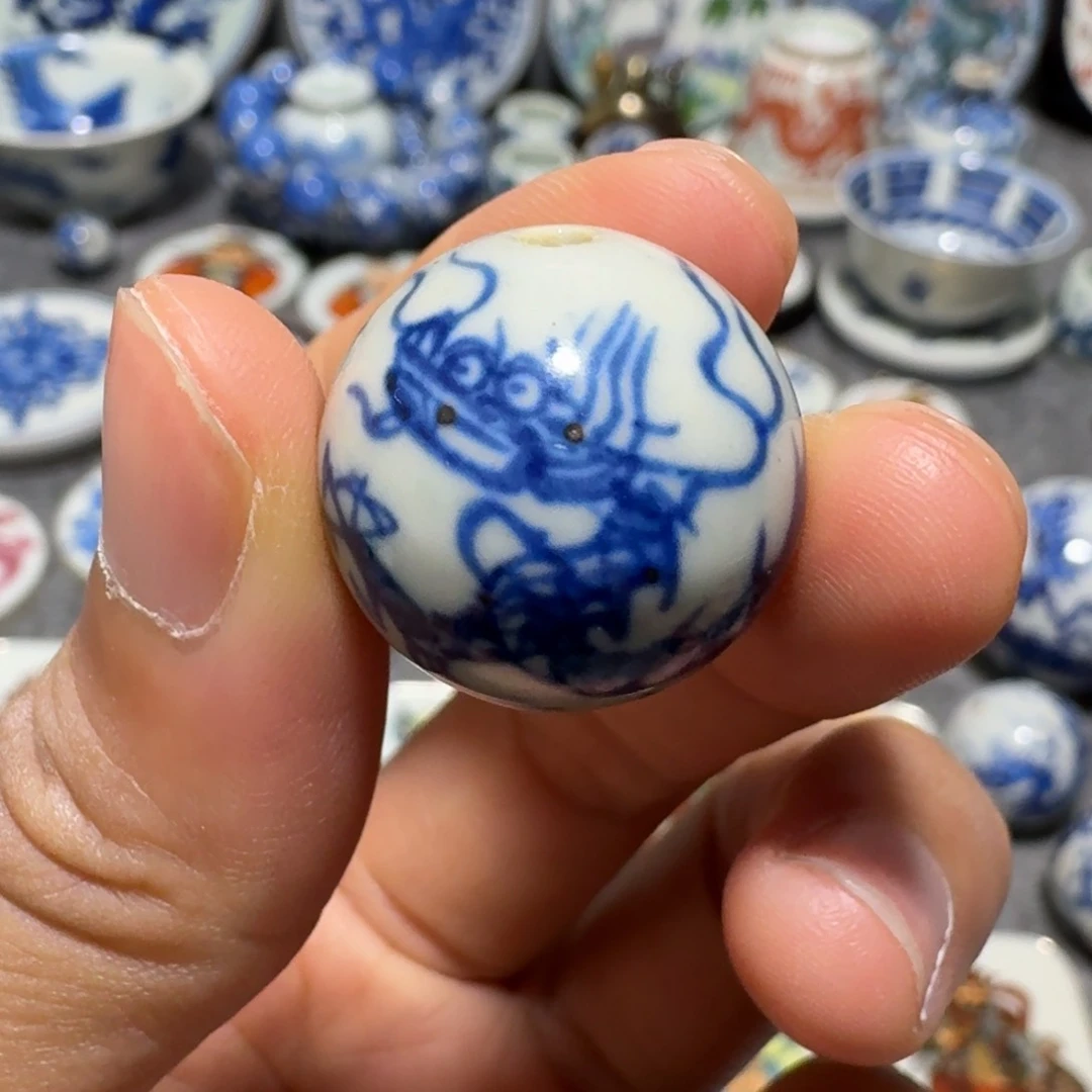 瓷片青花龙珠一个