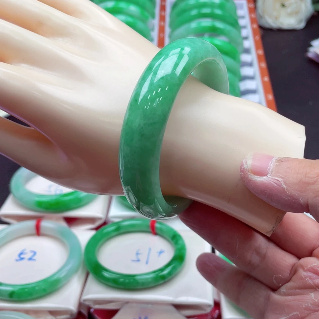 翡翠手镯未镶嵌翡翠