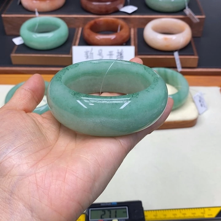 未镶嵌手镯石英质玉