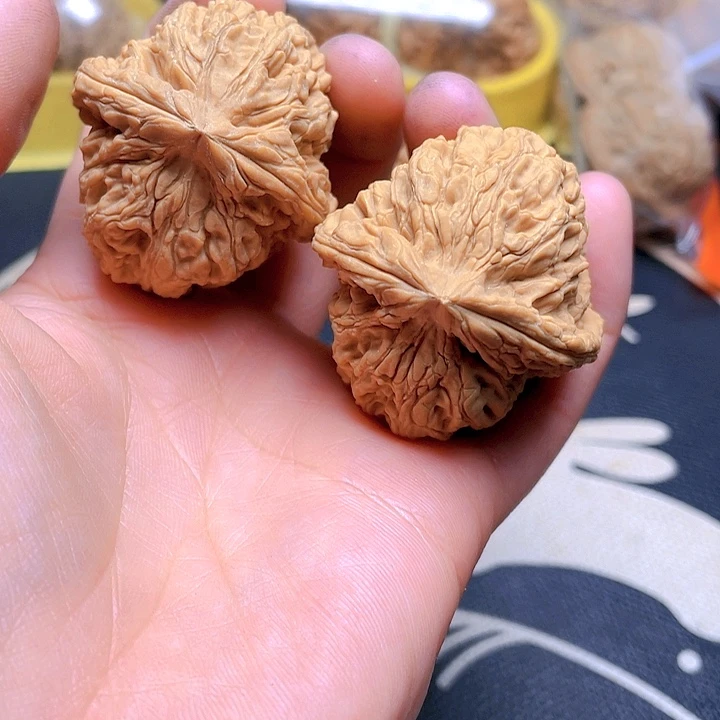 文玩核桃吊坠南疆石一对