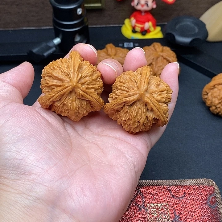 野***冬文玩核桃把件白奔