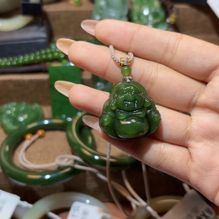 颈饰未镶嵌和田玉（碧玉）