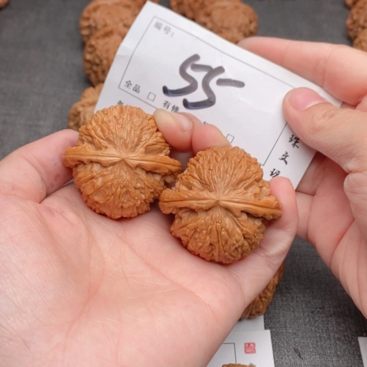 文玩核桃吊坠42白狮子55