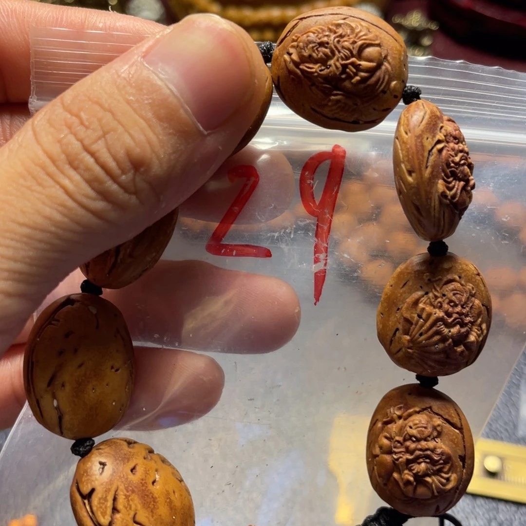大桃核雕刻瑕疵钟馗
