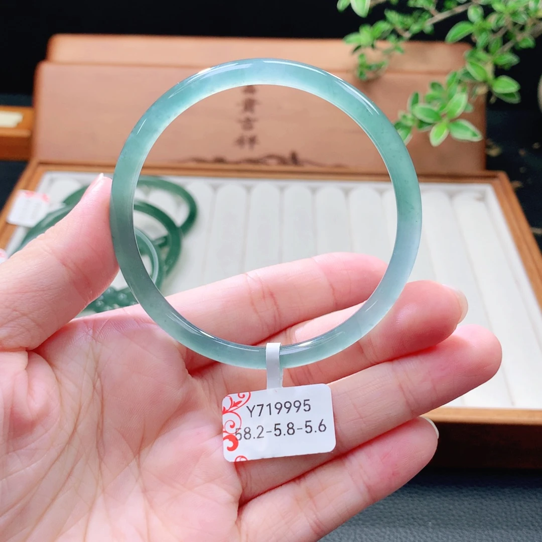 翡翠未镶嵌手镯（圆镯）