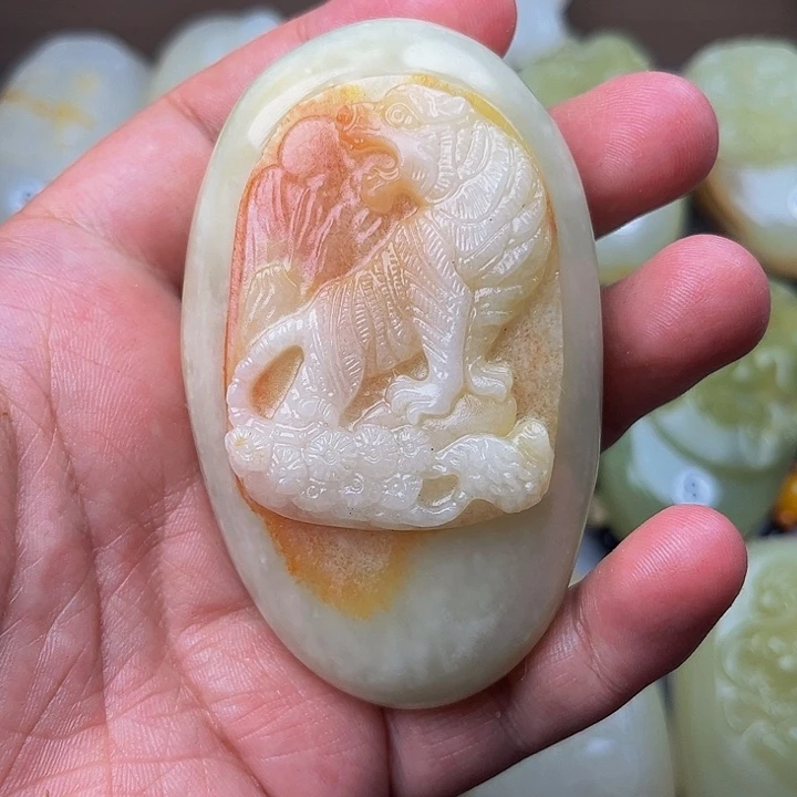 过***月石材方解石手把件虎
