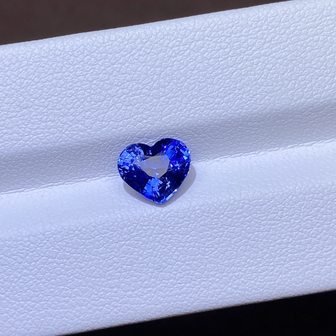 25B059 有烧矢车菊蓝蓝宝石 2.52克拉