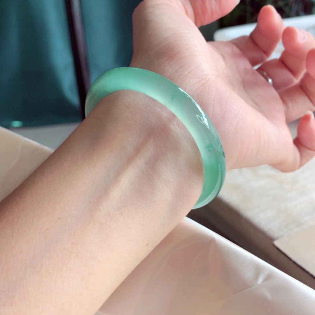悠***)未镶嵌手镯（圆镯）翡翠49.5高冰冰绿毕业小手巨漏A