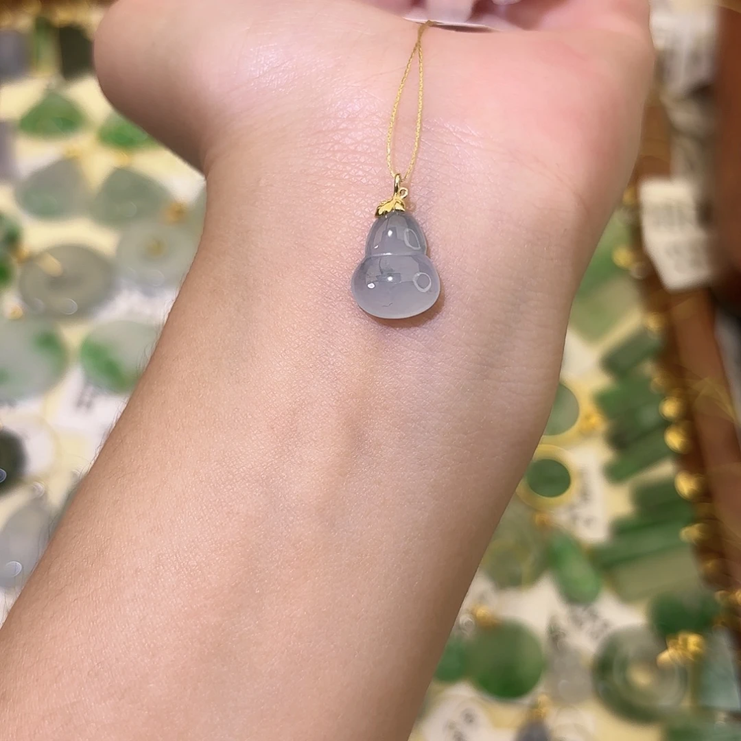 翡翠18K金镶嵌颈饰葫芦