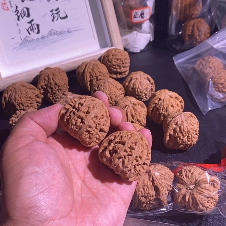 文玩核桃吊坠白狮子
