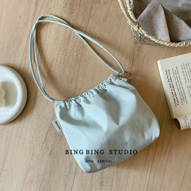 2025春季新款糖果色韩版斜挎手拎束口包包ins休闲纯色绸缎面小包