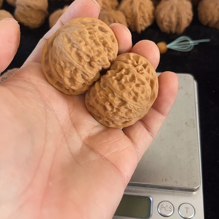 文玩核桃把件42左右宫灯，微微瑕，编号015