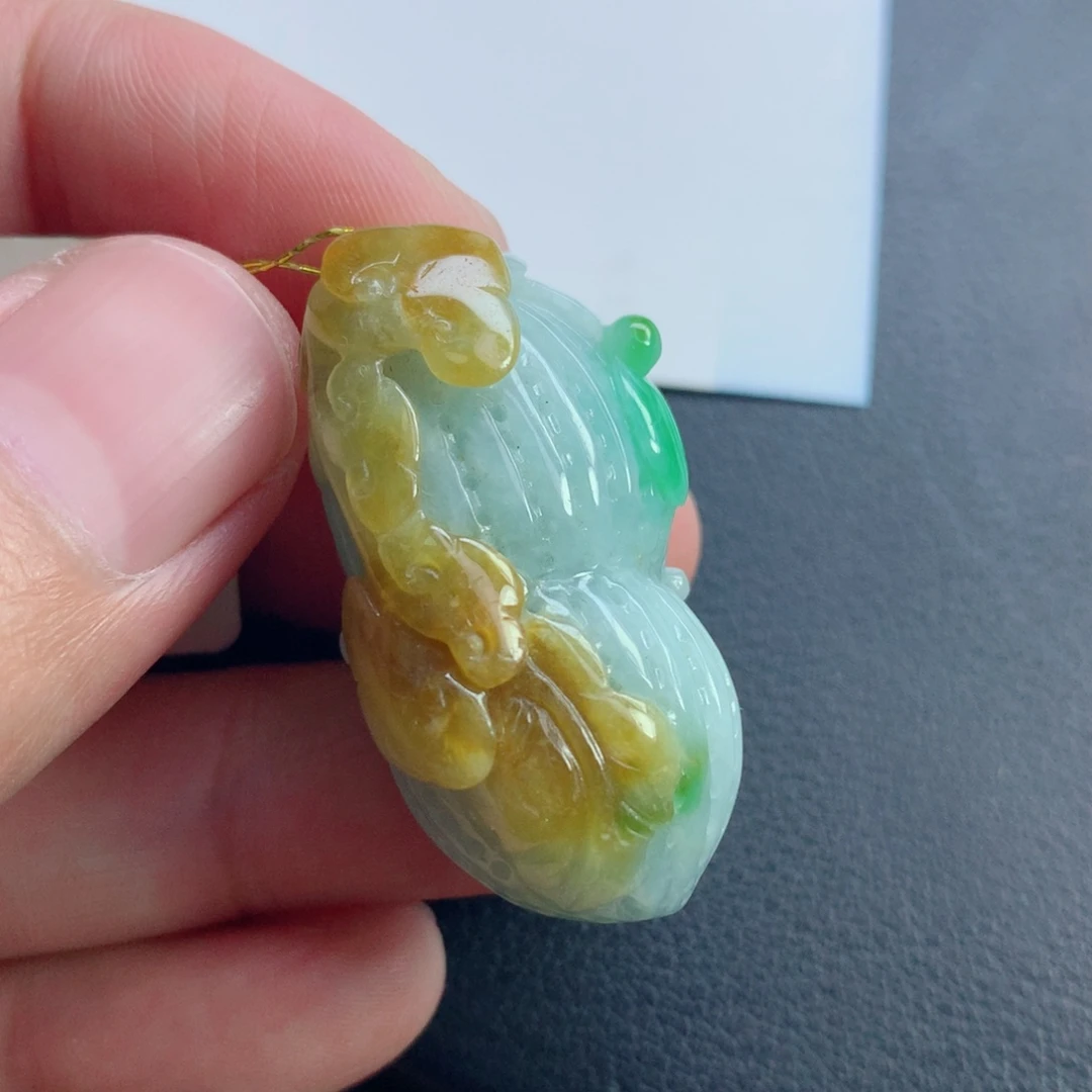 翡翠未镶嵌颈饰花生