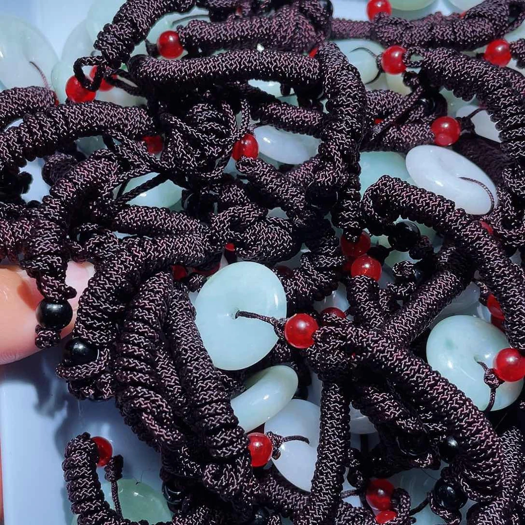 翡翠颈饰未镶嵌。*弎