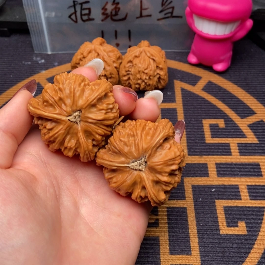 文玩核桃吊坠跑***牛白狮