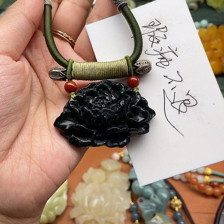 蛇纹石玉吊坠合金