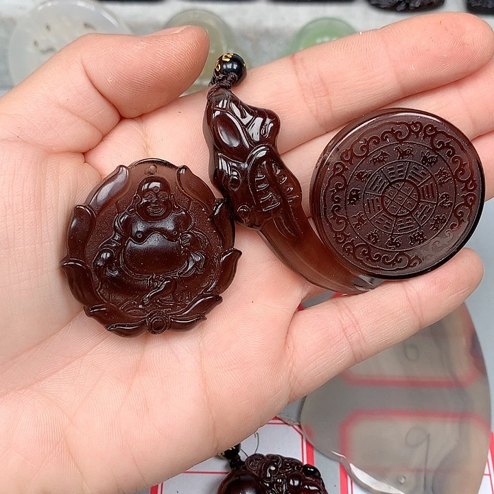 陈***.黑曜岩未镶嵌颈饰